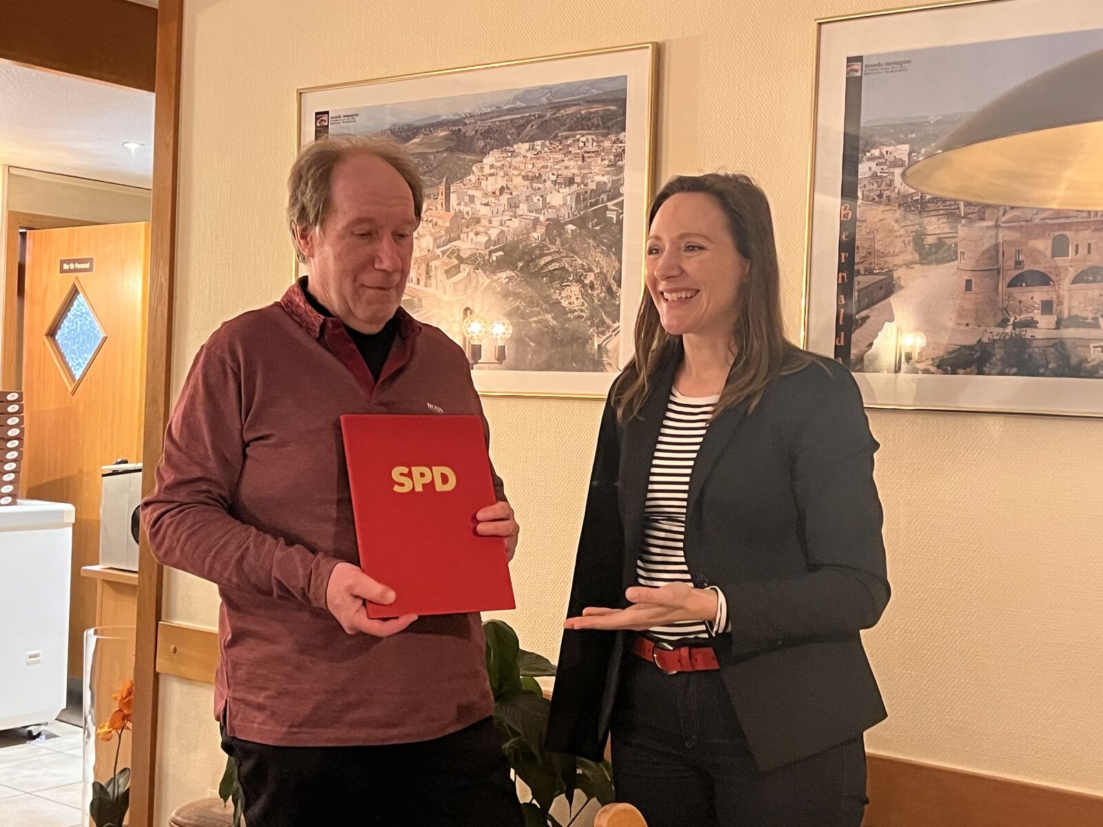 Jubilar Harals Stahl und MdB Jasmina Hostert